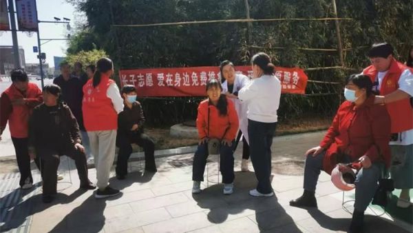 长子志愿爱在身边 长子县微尘公益协会联合华佗门筋骨堂长期在华佗门店为环卫工人军人残疾人孤寡老人免费服务
