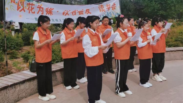 太原市龙城义工泽众书会迎泽公园世界读书日以花为媒以书为友书友会在​牡丹盛开的迎泽公园举办​一场别开生面的读书活动