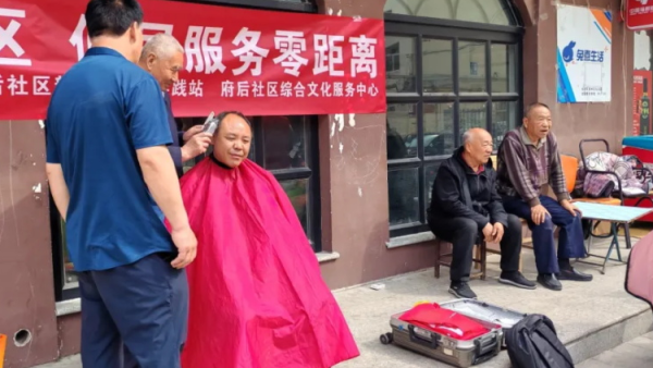 长治阳光儿童困境帮扶协会走进府后社区长运家属院开展义剪义诊活动