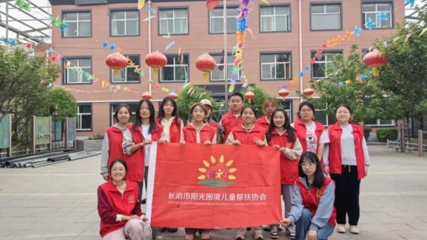 长治市阳光困境儿童帮扶协会赴南山田园敬老院义务理发活动志愿者为老人们送上精心编排的文艺节目