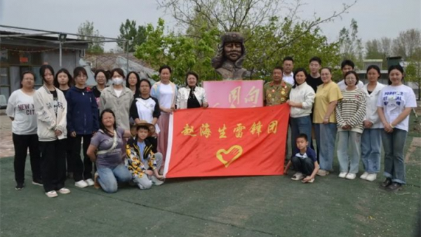 迎五一播种希望学雷锋收获快乐 山西省甘肃商会为赵海生捐赠了慰问金资助购买菜苗等生产资料山西首届慈善行为楷模忻州市冯丽从忻州赶来参加了活动