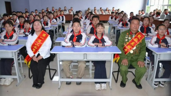 双楷模携手进校园共话传承雷锋精神 太原市全国道德模范提名奖赵海生、忻州市山西首届慈善行为楷模冯丽走进健康西街学校小学部北关二校做学雷锋演讲