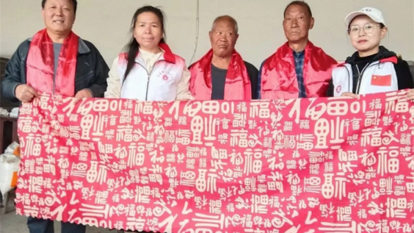 世间烟火气爱心暖人间 长治市正能量公益协会杨海燕(叶)老师带领团队成员赴壶关县大坪上村对孤寡老人李计忠、秦七则、李迷元等老人进行心灵慰藉