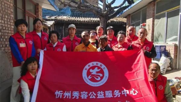 情系困境老人·传递爱与希望----忻州市秀容公益志愿服务中心温情慰问行去忻府区古城南关村看望生活困境崔大娘赠送米面油等生活必需品