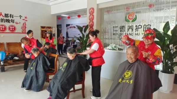 情暖夕阳敬老活动风雨无阻的温暖守护 运城市盐湖区志愿者协会志愿者们来到仁德养护院将温暖与关怀送到了老人身边