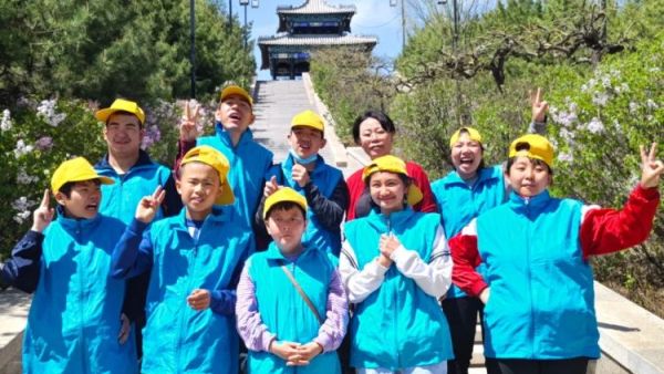 春日有爱玩心无界，畅游沣汇公园共绘春日记忆，朔州慧灵尚德乐心智障碍康复中心的学员们走进朔州市沣汇公园举办融合自然游戏与温情的春游活动