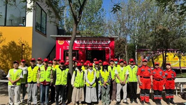 晋中新青年高校志愿者联合服务中心组织志愿者在“怡然青年广场”打造志愿服务示范一条街