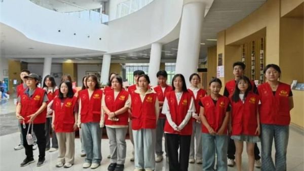 临汾市护苗爱心志愿服务队志愿者在临汾市图书馆做公益整理图书服务读者