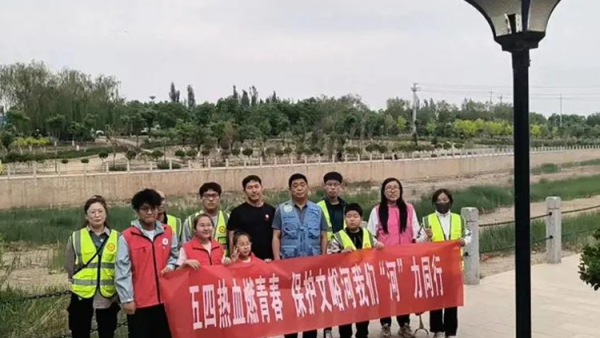 文峪河畔五四青年共筑绿色屏障 文水县爱心帮扶志愿者协会组织文明实践活动----保护文峪河捡拾白色垃圾
