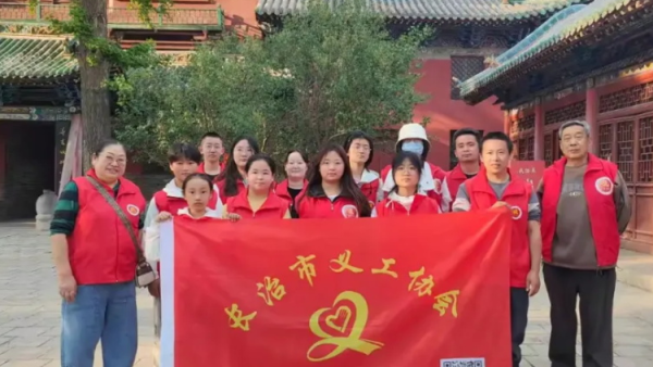 长治义工五一劳动节假期组织义工在潞安府城隍庙帮助游客开展旅游服务活动