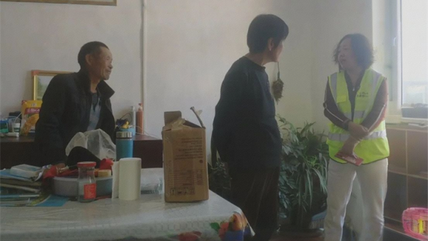 晋中市太谷区心连心志愿者协会前往范村镇岳家庄村开展志愿服务活动对困境人群进行走访慰问为他们送去温暖与关怀