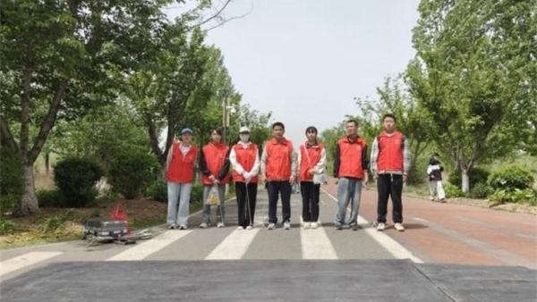 净美公园益路同行 长治市阳光困境儿童帮扶协会组织志愿者走进漳泽湖国家湿地公园开展净美公园捡垃圾活动