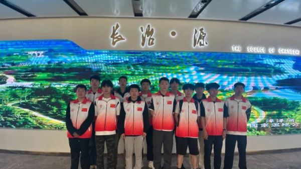 劳动践初心文明润心田----长治市正能量公益协会组织志愿者五一节漳泽湖志愿服务进行时