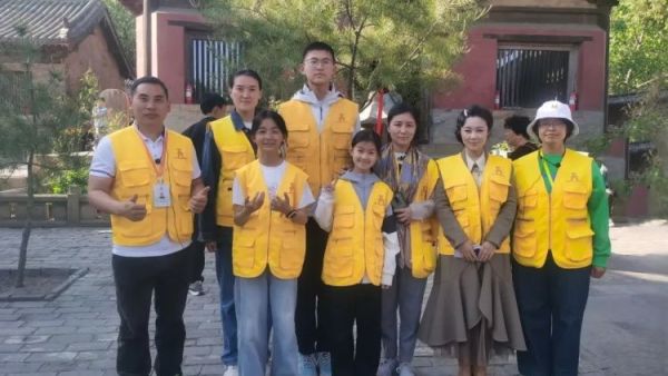 长治市文物保护志愿者服务中心组织志愿者在五一劳动节期间在城隍庙、崇庆寺、法兴寺进行志愿讲解引导登记等服务工作