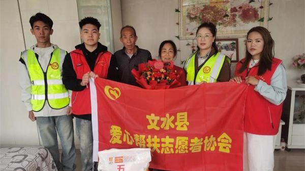 情系母亲节致敬楷模风 文水县爱心帮扶志愿者协会志愿者们走进东石侯村看望慰问行善者成兆娥为她送去节日的祝福与社会的关怀