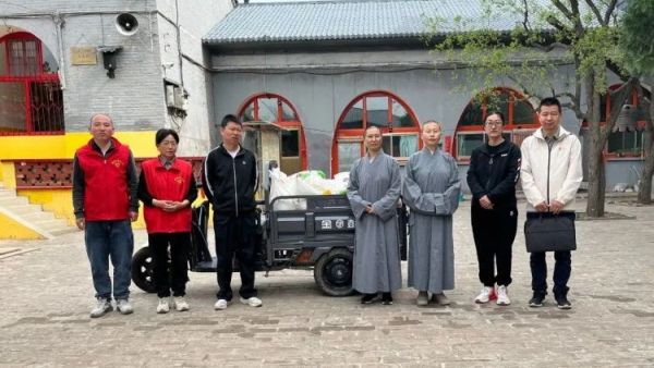 善行接力爱满吕梁——吕梁市离石区青年志愿者协会携手离石区政协委员慧达寺马凤雅师父向弘益心青年服务中心捐赠物资