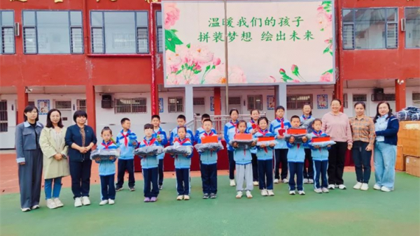 温暖我们的孩子拼装梦想绘出未来——石楼县青年志愿者协会向东风小学物资捐赠这不仅是衣物的传递更是温暖与善意的接力