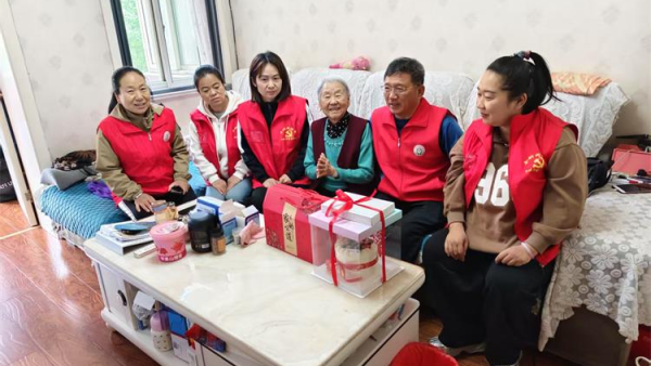 介休市敬老协会志愿者来到裕康嘉苑A区为特困李改香老人提前送上节日祝福祝李奶奶母亲节快乐