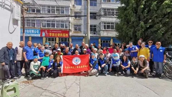 亲爱的妈妈节日快乐!长治市小雨点公益志愿者协会思源分会的志愿者来到隆福饭店免费素食餐厅分会看望整日辛苦劳作的义工阿姨叔叔们为他们送上节日的祝福