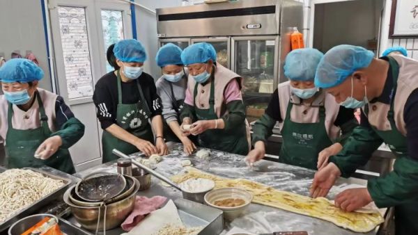 长治市小雨点公益志愿者协会雨花斋分会为母亲节备餐常来用餐的家人们也主动加入到义工队伍与大家一同动手备餐