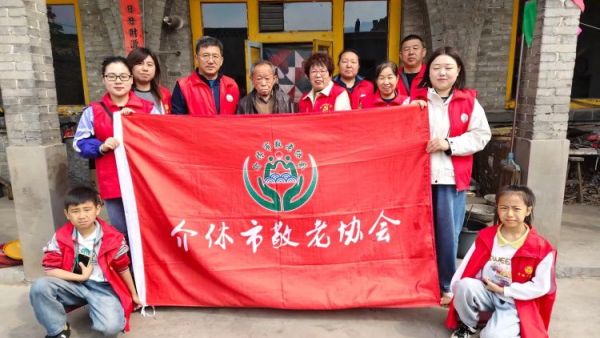 介休市敬老协会组织志愿者在洪山镇石屯村入户特困84岁杨锦义老人家里收拾卫生改善生活