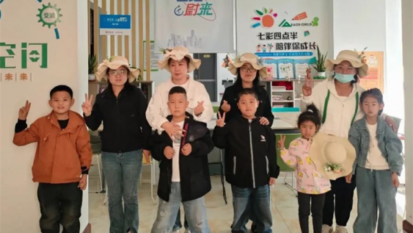 书香沁母爱花语寄深情 吕梁市离石区青年志愿者协会儿童服务站携手尉汾路社区开展了别开生面的“悦读人生帽美如花”母亲节特别活动