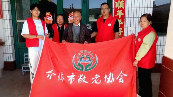 介休市敬老协会志愿者在义安镇洪相村入户特困82岁郭士义老人家为老人打扫室内外卫生包饺子