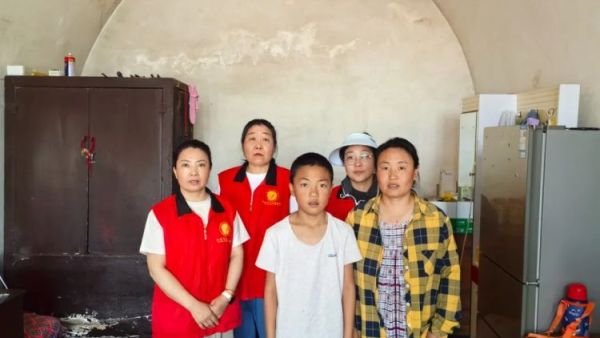 阳泉市义工联组织义工开启2025七色阳光助学----每一次走访带给我们的都是深深的震撼经过走访审核通过2025年增加28名受助学生
