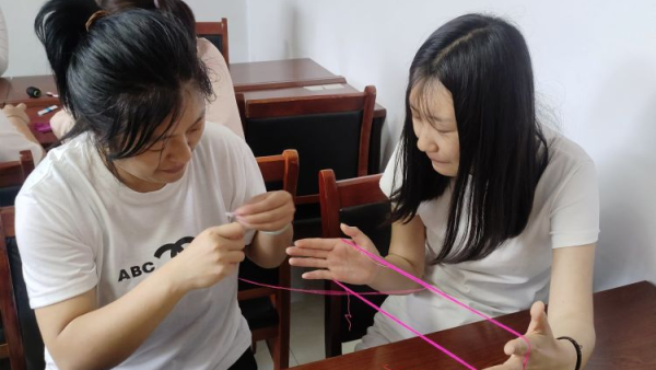 晋中市太谷区白塔区振兴社区组织居民开展“我在文明实践中心过端午”主题活动共同完成五彩绳编织和香囊制作