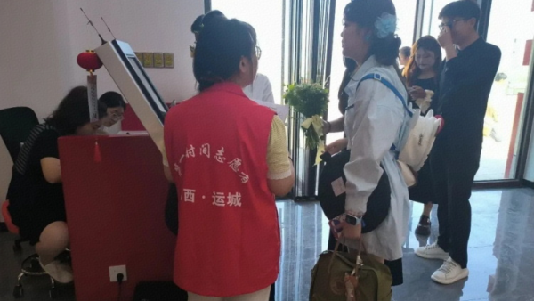 盐湖区志愿者协会在南山新境生态公园婚姻登记处开展婚俗文化活动服务领证新人用专业化服务为每对新人的幸福旅程筑牢起点