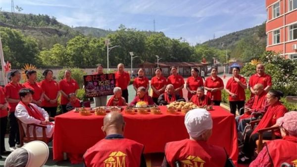 太原市杏花岭区比家美慈爱养护院5月集体生日会温情满院--是比家美养护院对长者们关爱与陪伴的体现