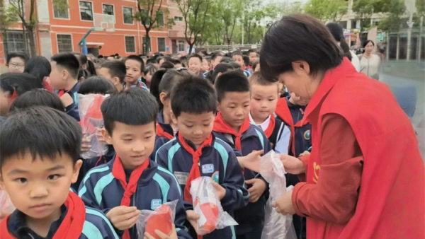 守护校园水健康爱心水杯暖童心——吕梁市离石区青年志愿者协会净水计划项目持续推进走进长治路小学凤山校区东关小学永宁校区为同学们发放爱心水杯