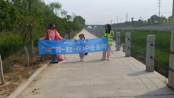 文水爱心帮扶志愿者协会志愿者用行动守护文峪河的纯净弯腰拾起河边的白色垃圾每一份努力都在为母亲河焕新颜