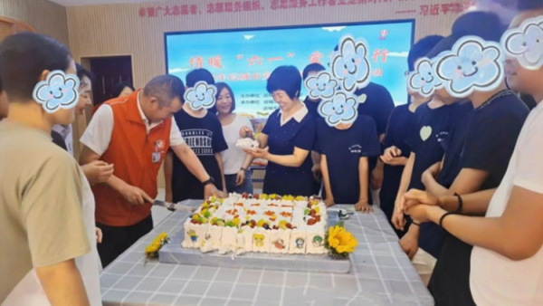 情暖六一爱伴童行运城市妇联联合盐湖区志愿者协会开展困境儿童关爱活动与13名困境儿童通过书香共读游戏互动甜蜜分享等环节共度六一儿童节节日