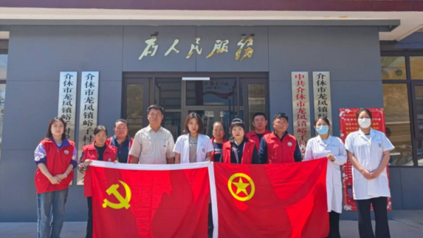 介休市敬老协会5月24日敬老爱老助老活动在龙凤镇峪子村服务老人为村里所有老人们爱心理发义诊