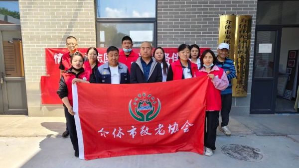 介休市敬老协会敬老爱老助老活动5月24日在龙凤镇西宋壁村举办给老人们理发测视力量血压