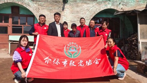 介休市敬老协会孝善行活动走进龙凤镇峪子村82岁特困杜宏奎老人家为老人理发打扫室内外卫生包饺子