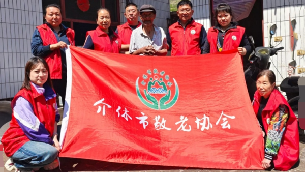 介休市敬老协会敬老爱老助老活动在龙凤镇峪子村入户75岁特困宋志英老人家中为老人打扫卫生、做饭包饺子