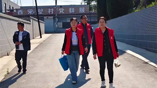 龙凤镇西宋壁村迎来介休市敬老协会志愿者入户82岁特困候永禄老人家为老人打扫卫生包饺子