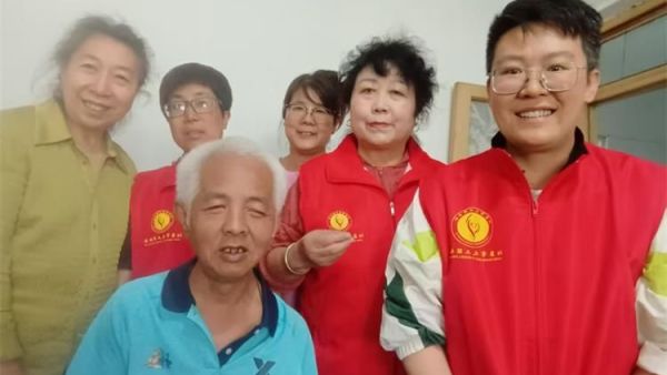 阳泉市义工联合会志愿者去太上小区看望徐建华和老人一起聊天一起包饺子并送粽子送上节日的祝福