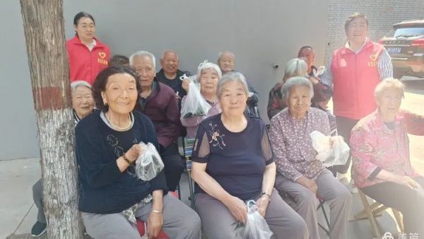 忻州最美志愿者冯丽和红色志愿者常俊丽开展 粽香情暖龙岗志愿爱在端午 活动