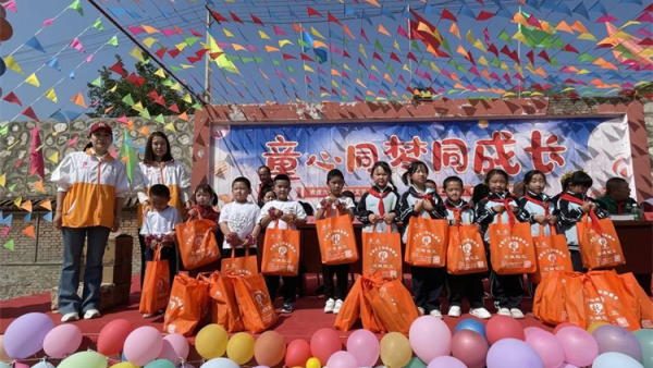 爱暖童心情系六一 交城县顺风公益协会组织志愿者走进会立学校为孩子们送去了衣服牙膏彩笔等物资用实际行动传递温暖点亮孩子们的节日梦想