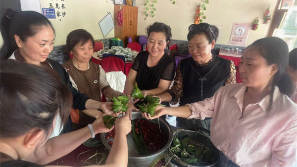 晋中市太谷区心连心志愿者协会五月端午组织志愿者包粽子活动送给弱势群体传递节日温暖
