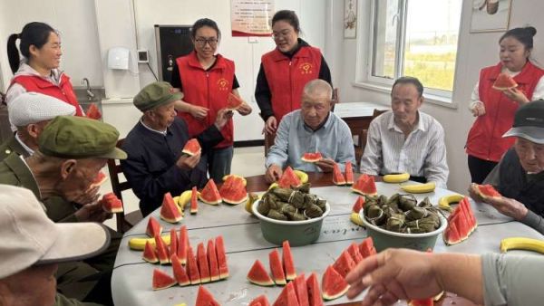 粽香传情 敬老暖心 武乡县太东社区组织志愿者走进县光荣院开展“粽香传情 温暖敬老”关爱老人送粽子活动