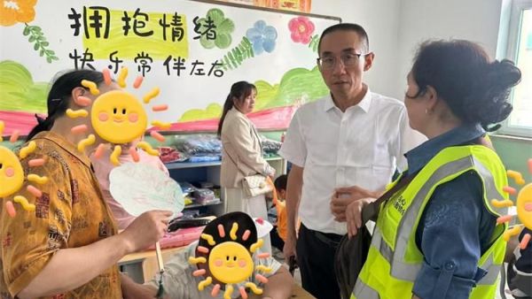 晋中市太谷区心连心志愿者协会志愿者六一儿童节去太谷区特殊教育学校看望孩子们