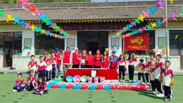 情暖六一爱心同行----忻州市爱心公益协会志愿者与杨柏峪小学孩子们共同开展庆六一活动为孩子们发放各种六一儿童节礼物