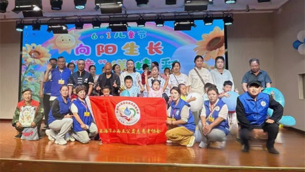 向阳生长“童”样精彩--长治市小雨点公益志愿者协会来到了长治市残疾儿童康复教育中心看望生活在那里的百名“折翼天使为可爱孩子们赠送礼品