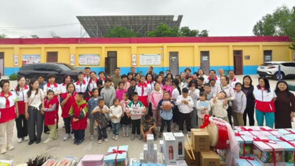 太原市优秀的志愿者王建强带领志愿者去曾经支教的小学赠送六一儿童节学习物资