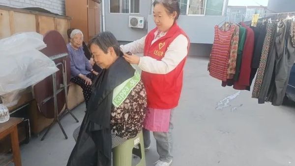 2025年6月2日忻州红色志愿者常俊丽爱心从头开始服务传递温情----在忻府区龙岗社区龙岗小区开展义剪活动