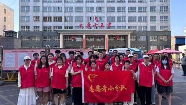 太原市志愿小分队与太钢公益联盟的统筹组织下太钢的青年志愿者齐聚太原市第十五中学高考考点服务高考考生